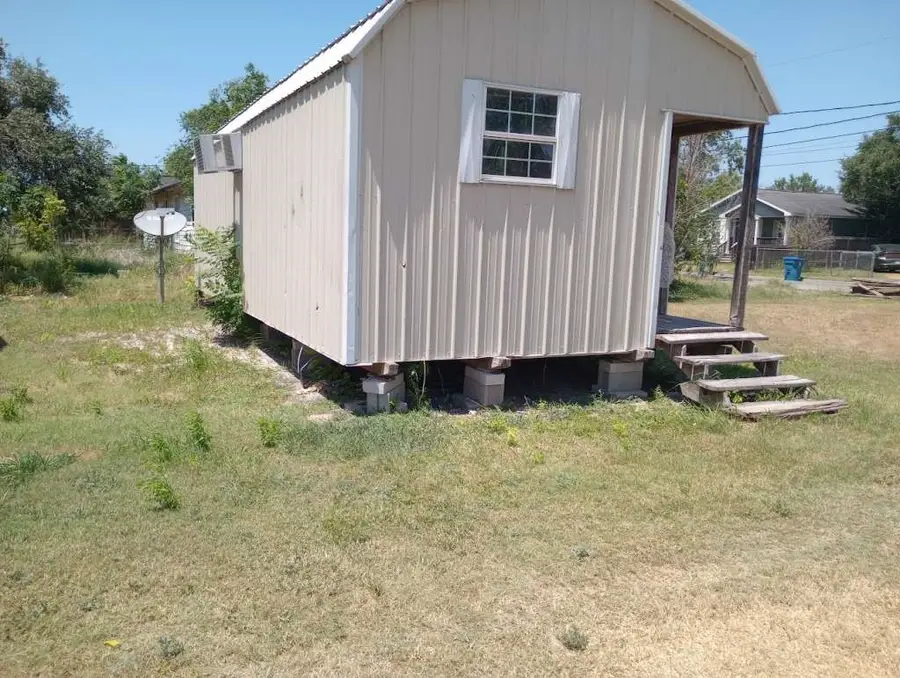 826 Avenue C, Sinton, TX 78387 - Image #2