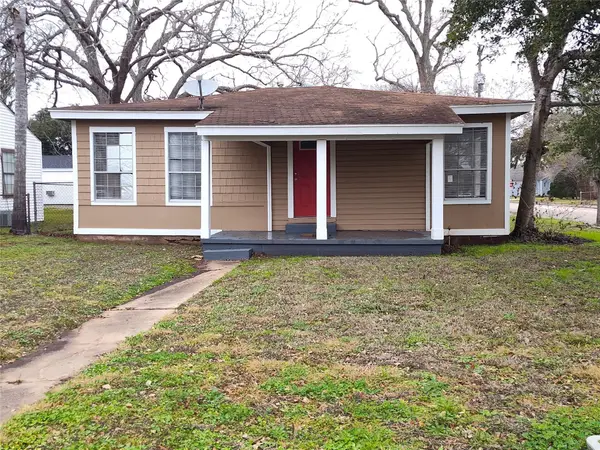 1302 W 6th St, Freeport, TX 77541