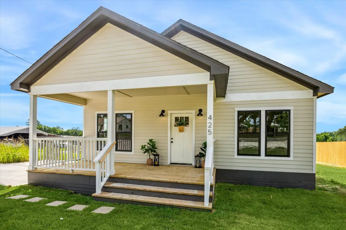 425 N Holland, Bellville, TX 77418 - #1