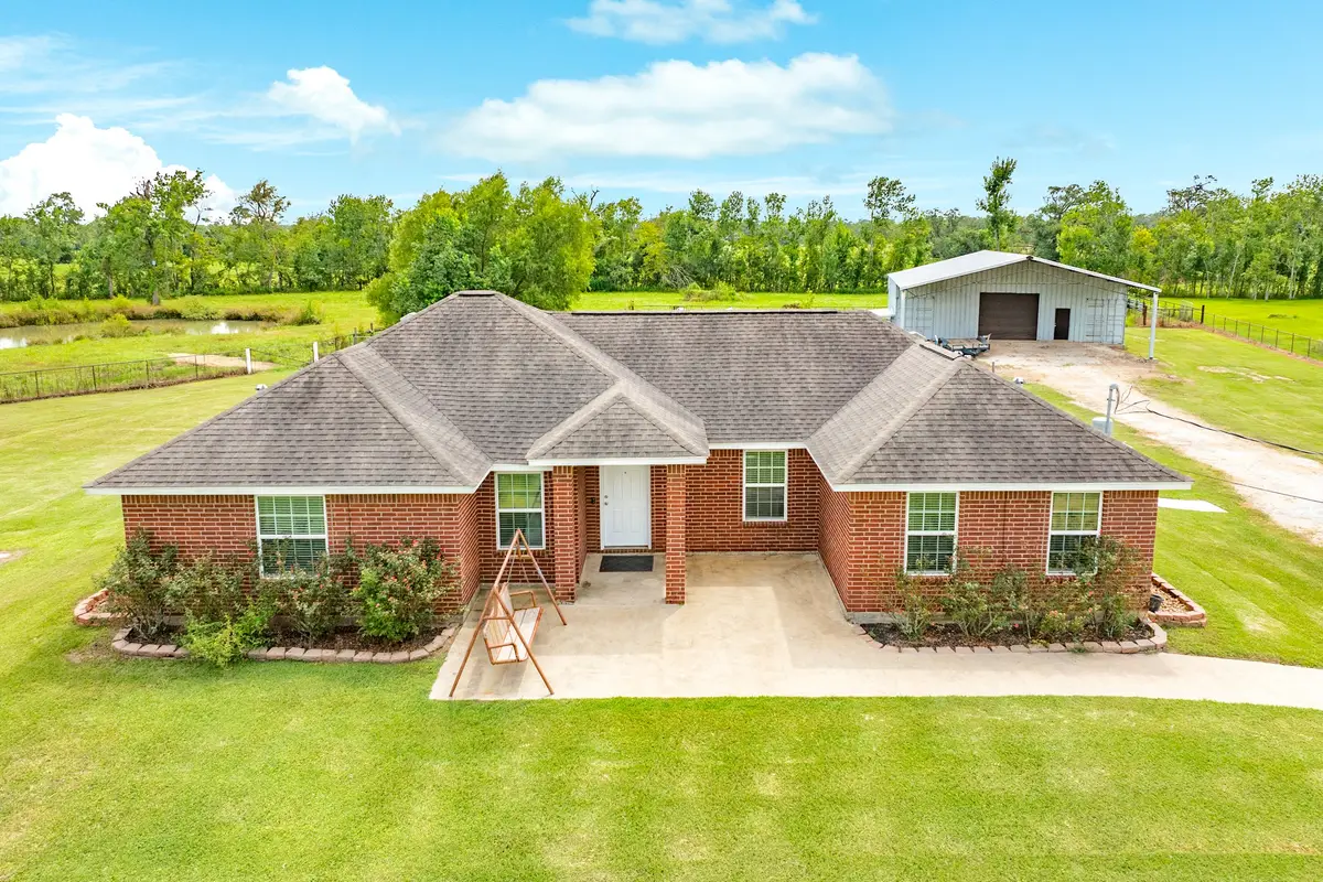 130 Pin Oak Drive, Angleton, TX 77515 - Image #1