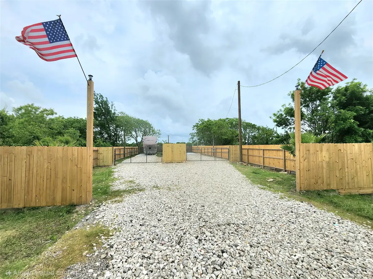 715 9th Street, San Leon, TX 77539 - Image #1