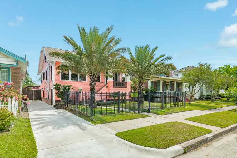 3911 Avenue R 1/2, Galveston, TX 77550 - #3