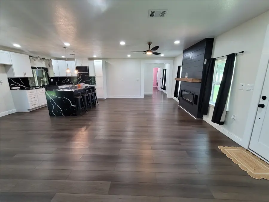 606 E Ahldag Street, Wharton, TX 77488 - Image #2