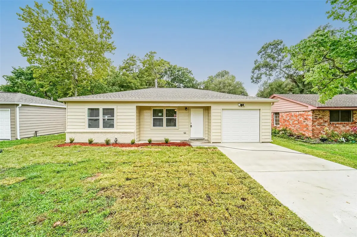 304 E Foley Street, Alvin, TX 77511 - Image #1