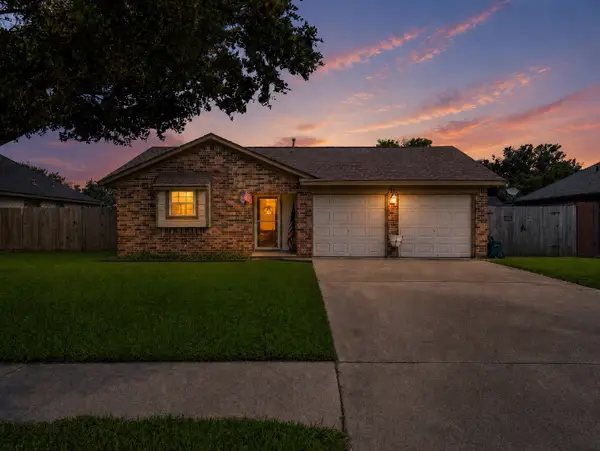 11734 Alamo Dr, La Porte, TX 77571