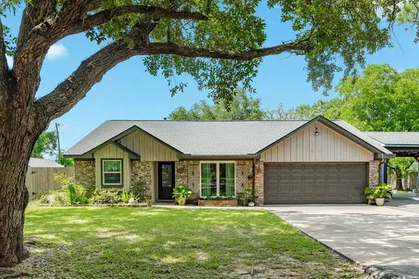 302 E Bronco Bend Street, Angleton, TX 77515