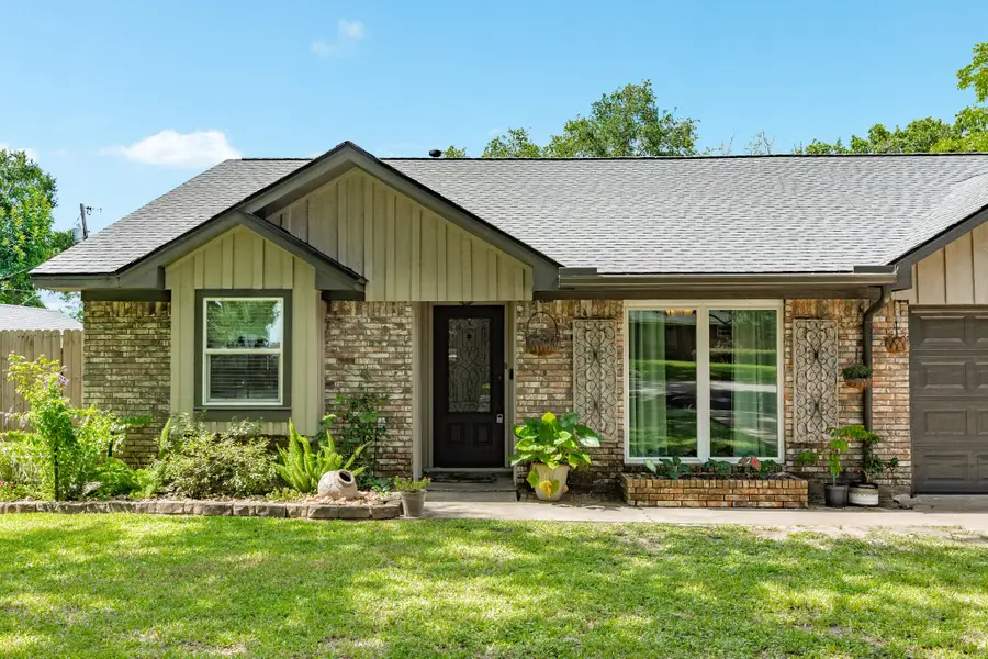 302 E Bronco Bend Street, Angleton, TX 77515 - #2
