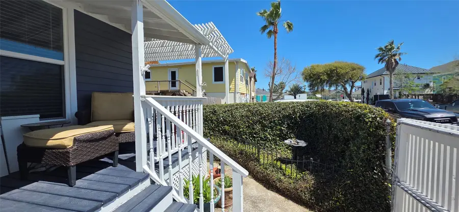 3322 Avenue R 1/2, Galveston, TX 77550 - #3