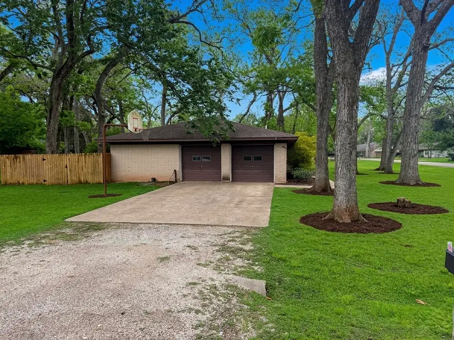 213 Van Winkle Street, Lake Jackson, TX 77566 - #2