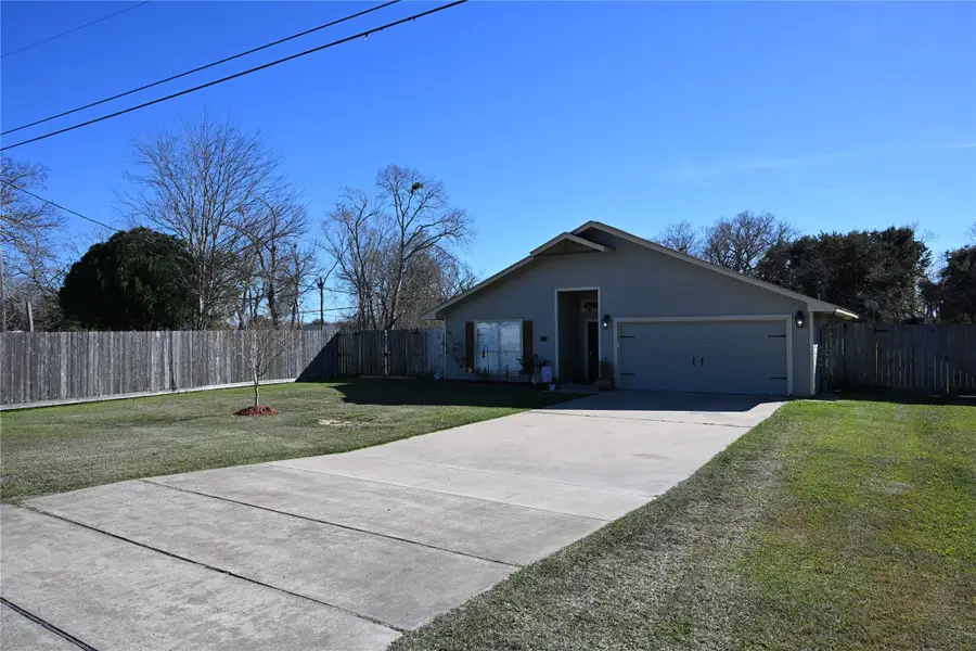1220 Fairground Ln, Angleton, TX 77515 - Image #2
