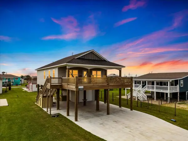 961 Palmetto Drive, Crystal Beach, TX 77650