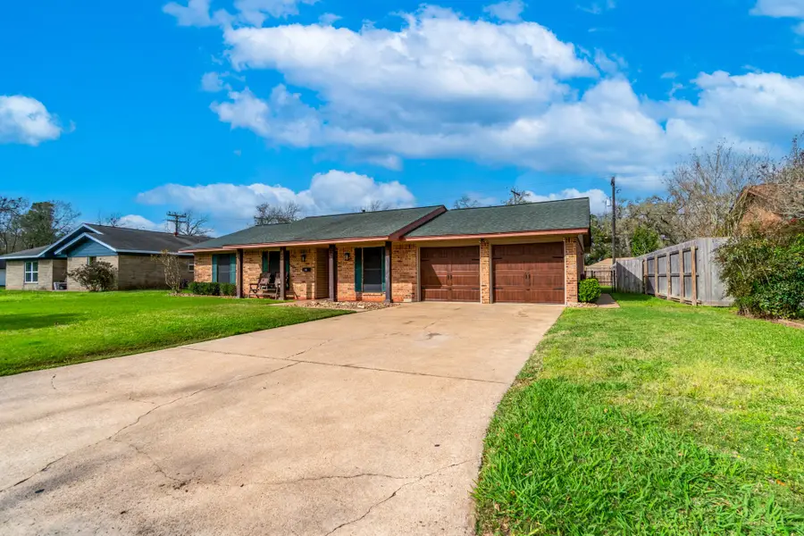 542 Sycamore Street, Lake Jackson, TX 77566 - #2