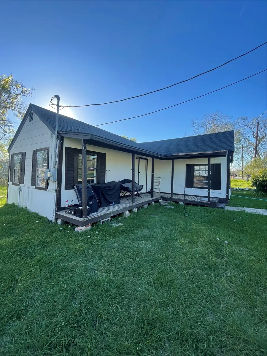 105 N Carver Street, Edna, TX 77957 - #2