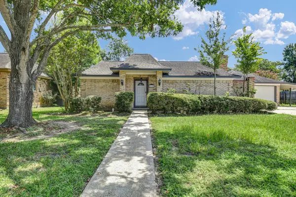 110 Buttercup Street, Lake Jackson, TX 77566