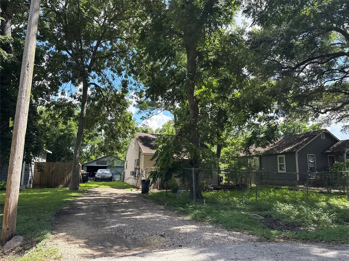 208 W Jordan Street, Alvin, TX 77511 - Image #1