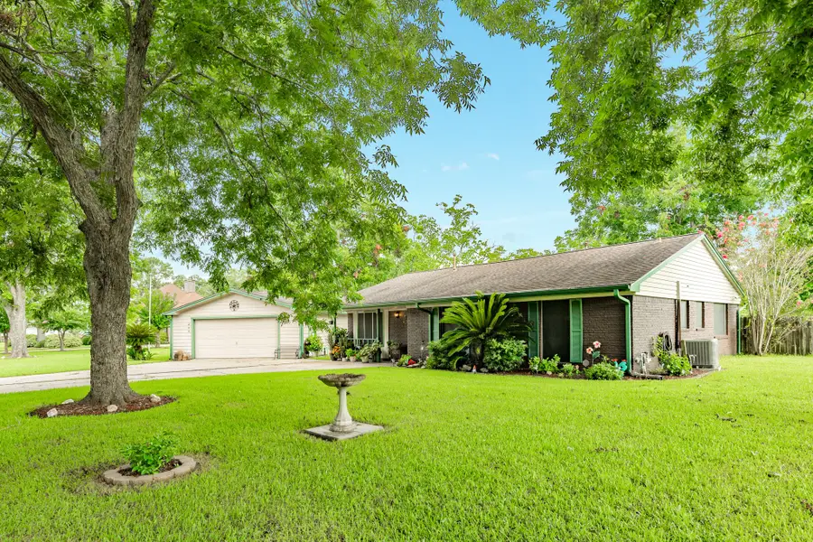 208 Lostracco Street, Angleton, TX 77515 - #2