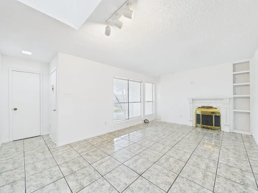 781 Country Place Drive #2004, Houston, TX 77079 - Image #2