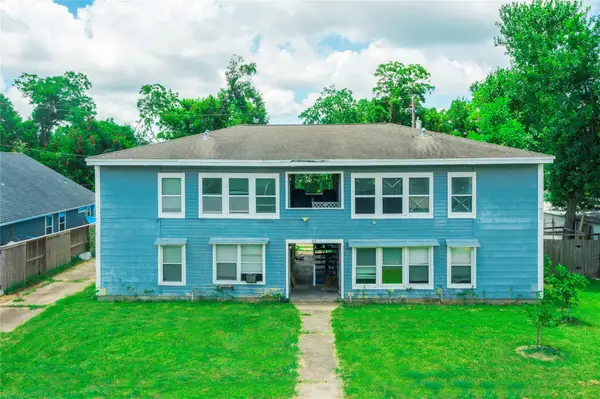 111 Holly Street, Lake Jackson, TX 77566