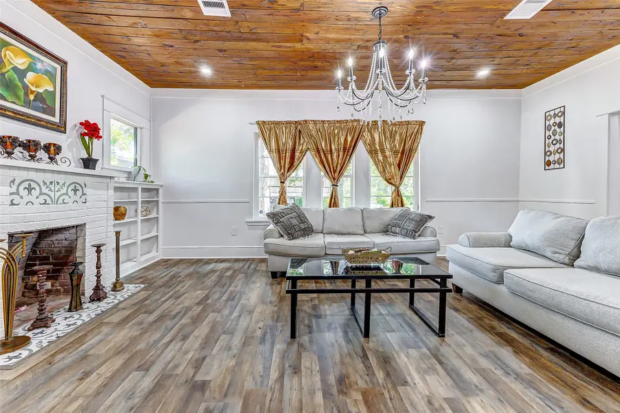 1409 20 1/2 Street, Huntsville, TX 77340 - Image #2