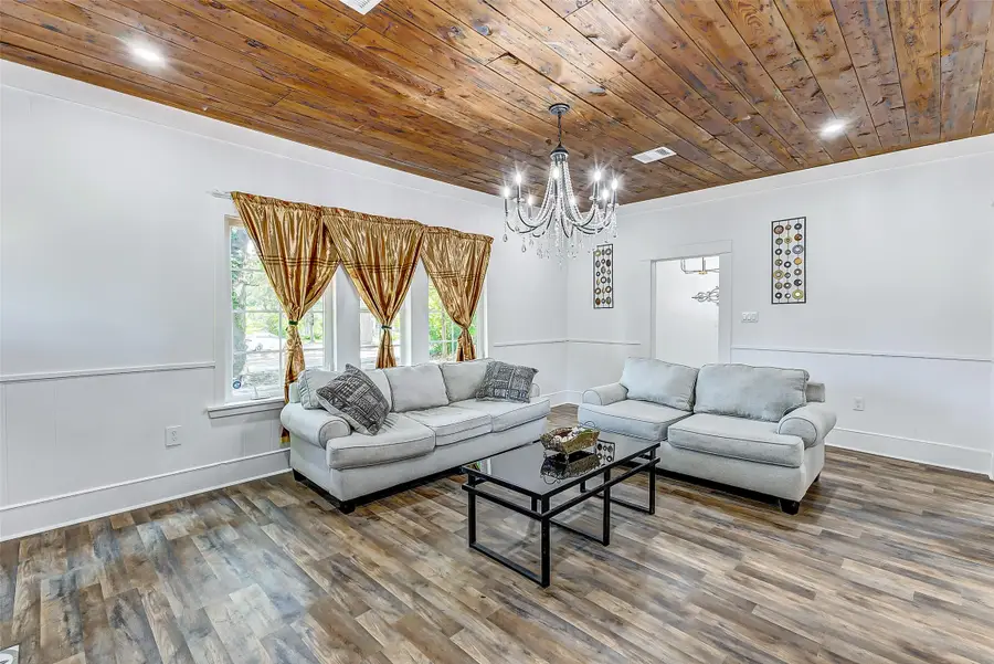 1409 20 1/2 Street, Huntsville, TX 77340 - Image #3