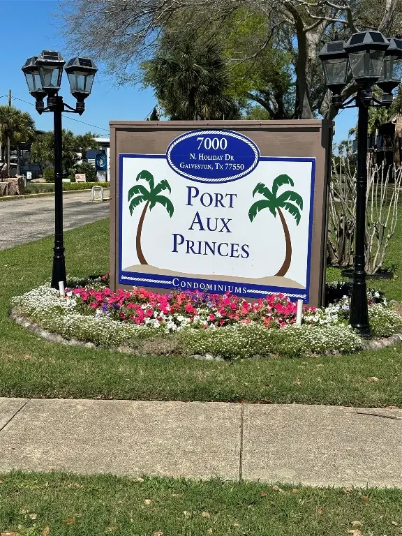 7112 N Holiday Drive, Galveston, TX 77550