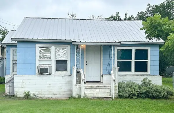 540 Hempstead Street W, Giddings, TX 78942