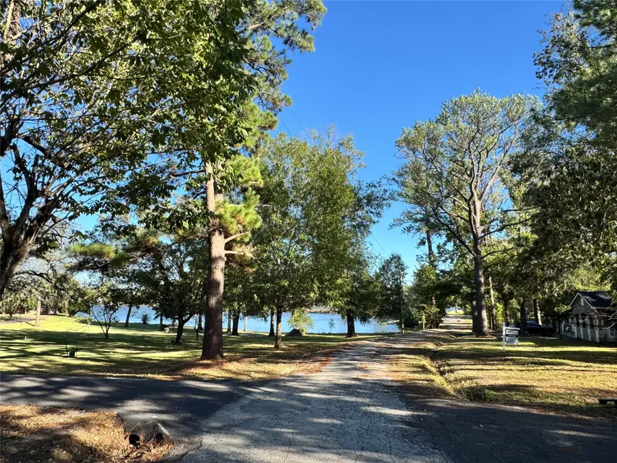 242 Lakeland Drive, Huntsville, TX 77320 - Image #2