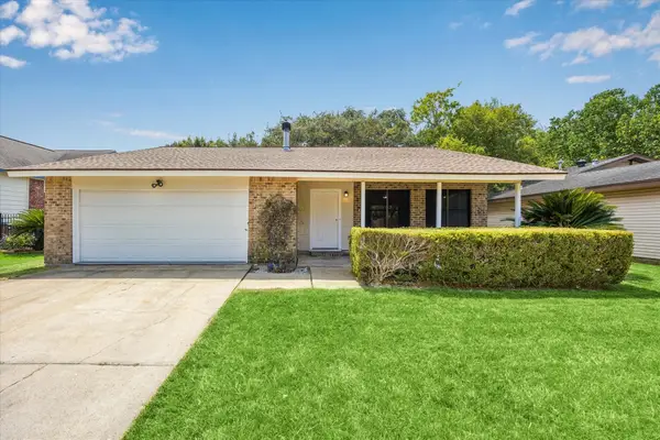 229 E Forest Avenue, Shoreacres, TX 77571