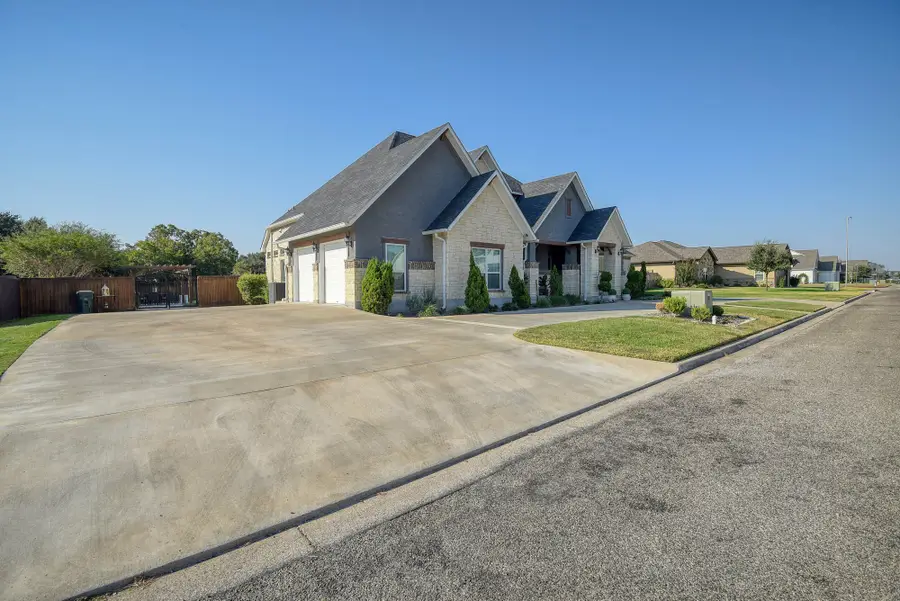 222 August Avenue, Shiner, TX 77984 - Image #2