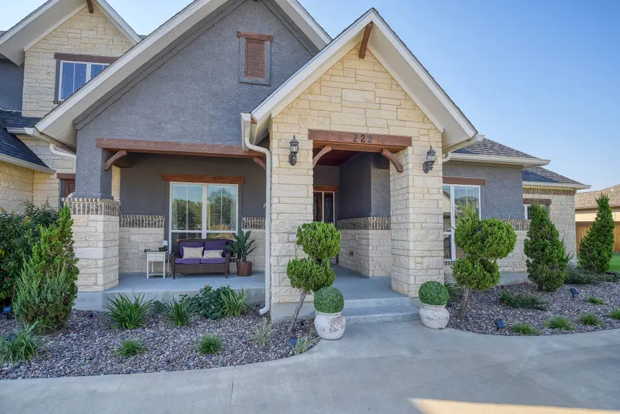 222 August Avenue, Shiner, TX 77984 - Image #3