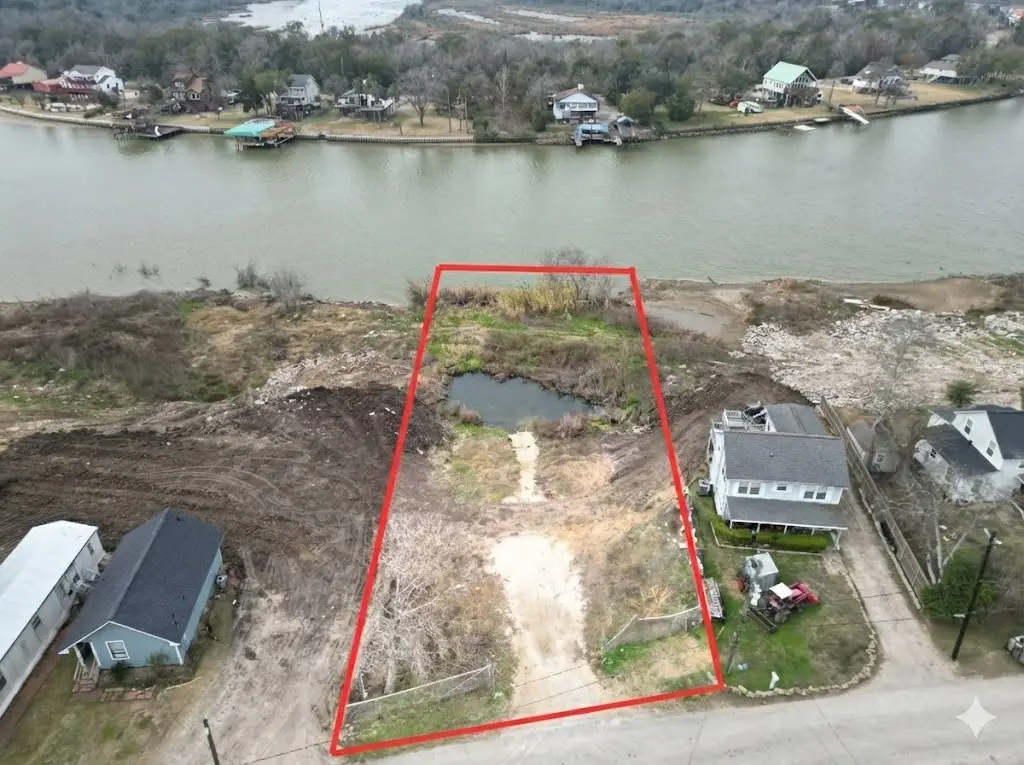 211 Riverside Street, Highlands, TX 77562 - Image #1