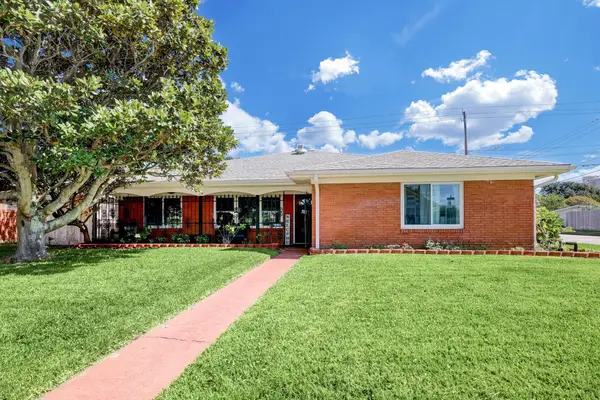 2824 E Palm Circle, Galveston, TX 77551