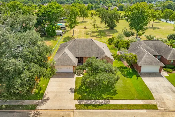 203 Lexington Avenue, Clute, TX 77531
