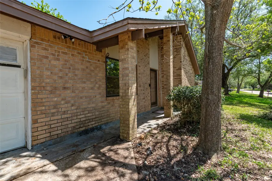 4112 Pine Shadows Street, Dickinson, TX 77539 - Image #2