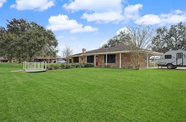 221 N Lake Drive, Winnie, TX 77665