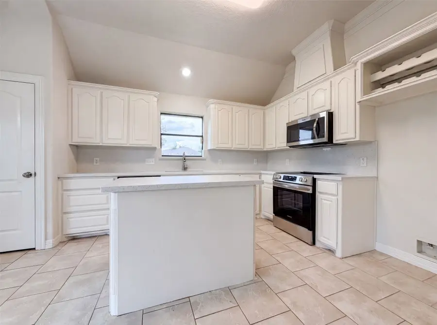 66 Tangerine Court, Lake Jackson, TX 77566 - #2