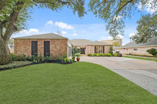 1913 Country Club Boulevard, Sugar Land, TX 77478