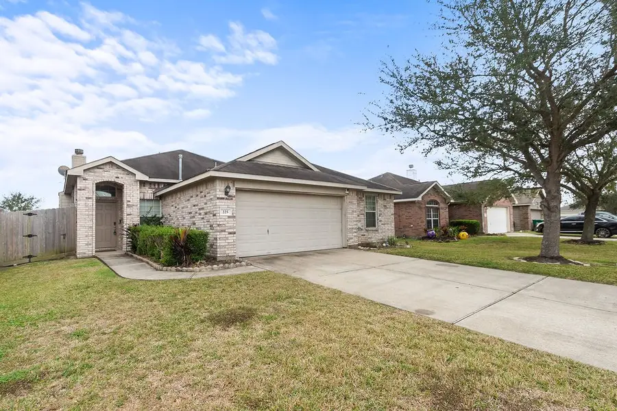 225 Splintered Arrow Drive, La Marque, TX 77568 - Image #2