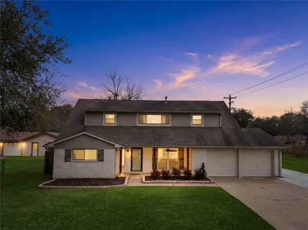 301 Mimosa Drive, Hitchcock, TX 77563