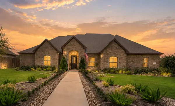 720 Rustic Oaks Drive, Angleton, TX 77515