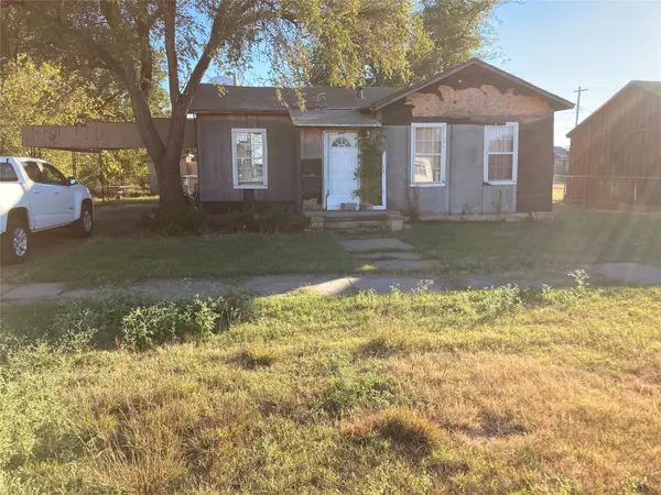 903 W 8th Street, Quanah, TX 79252