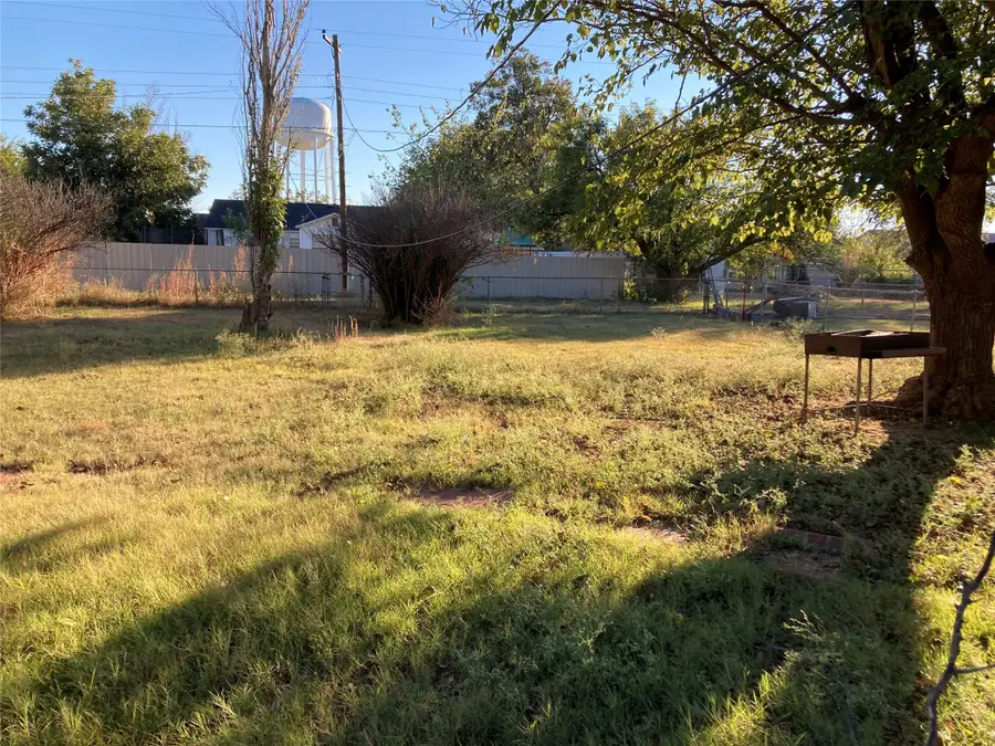 903 W 8th Street, Quanah, TX 79252 - Image #2