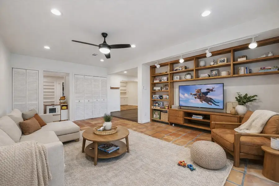 7262 Roos Road, Houston, TX 77074 - Image #2