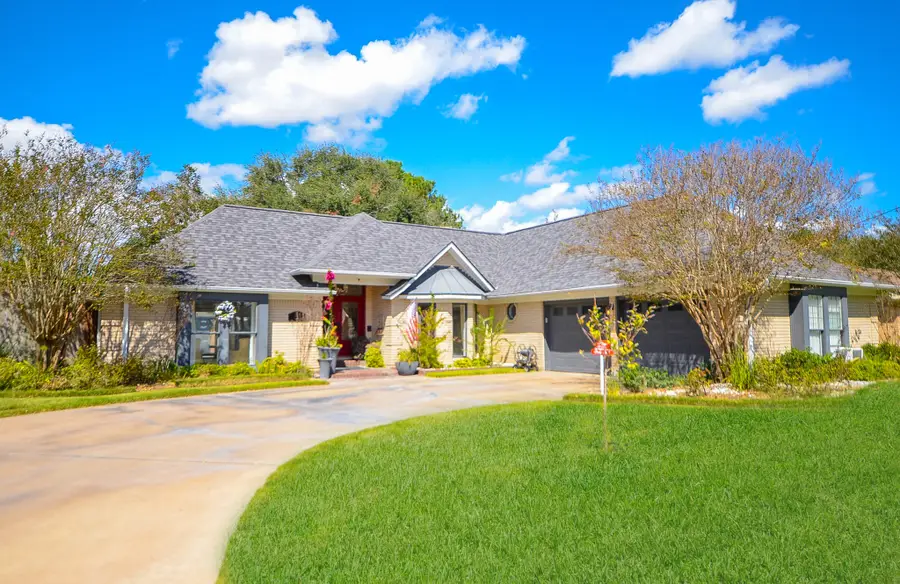 807 Trochta Street, El Campo, TX 77437 - Image #2