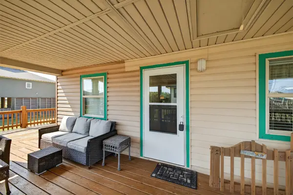 975 Holiday Drive, Crystal Beach, TX 77650