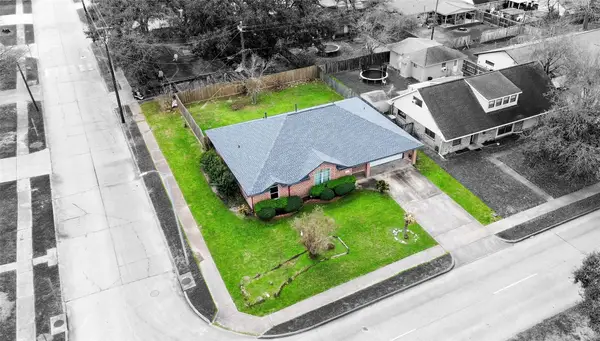 330 E Edgebrook Drive, Houston, TX 77034