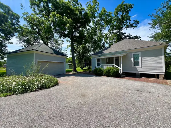 560 Jimmy Phillips Boulevard, Angleton, TX 77515