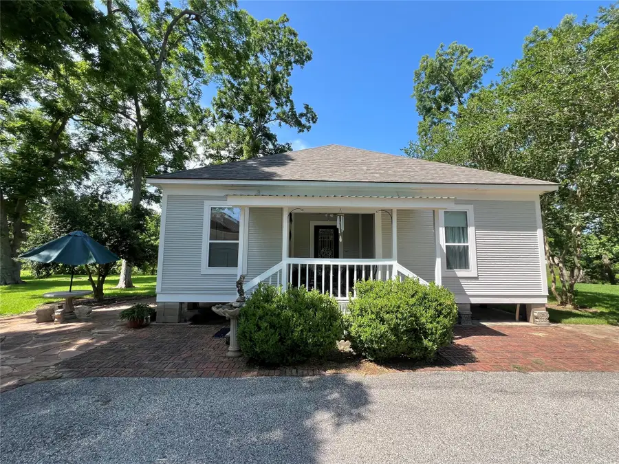 560 Jimmy Phillips Boulevard, Angleton, TX 77515 - Image #2