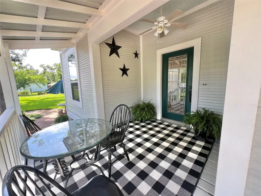 560 Jimmy Phillips Boulevard, Angleton, TX 77515 - Image #3