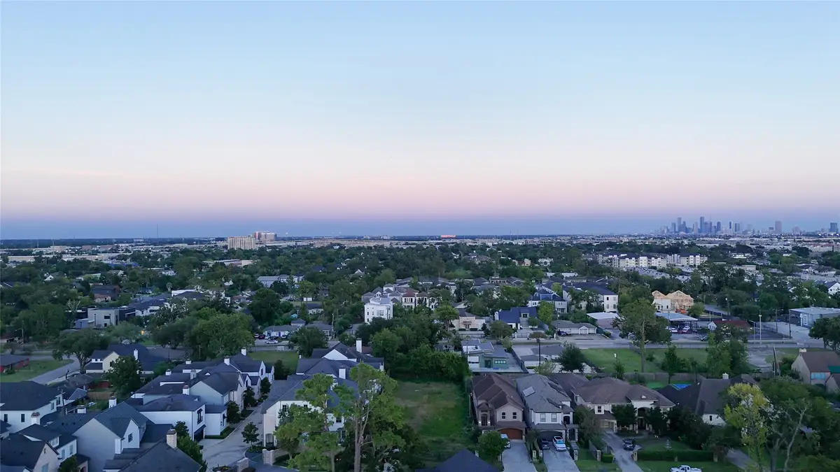 1520 Whispering Pines Dr, Houston, TX 77055 - Image #1